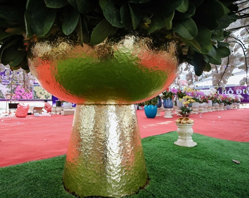 Riêng phần chậu hoa được dát vàng 24K, có giá trị lên đến hơn 150 triệu đồng. Ảnh: Dân trí