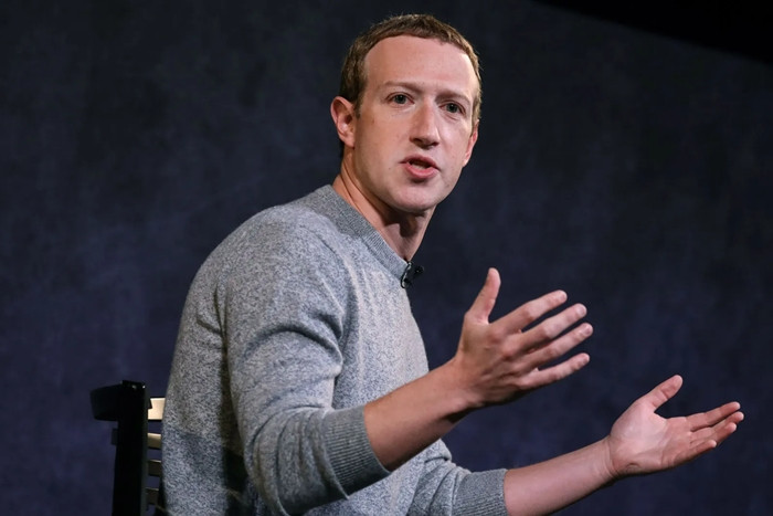 Người kiếm nhiều tiền nhất trong 12 tháng qua là tỷ phú Mark Zuckerberg. Giá trị tài sản ròng của CEO Meta đã tăng thêm 112,6 tỷ USD. Hiện, Mark Zuckerberg sở hữu khoảng 177 tỷ USD - là người giàu thứ 4 thế giới, tăng 12 bậc so với vị trí thứ 16 năm ngoái.