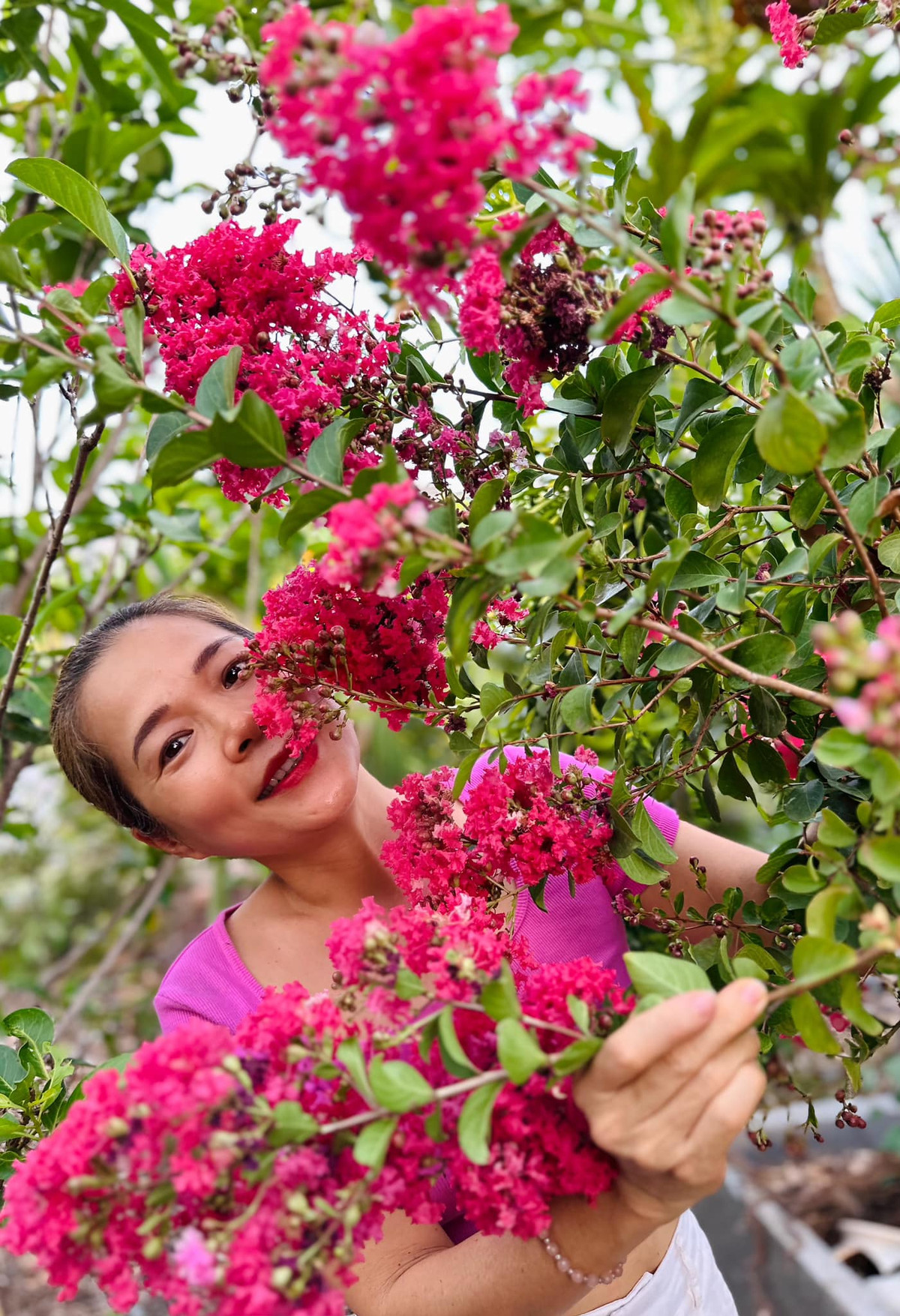 Nữ ca sĩ thích thú khoe mùa hoa tường vi nở rộ trong vườn.