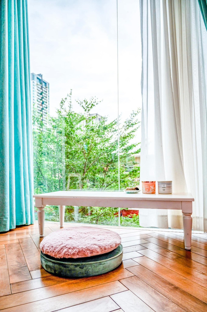 Ban công đón nắng được bố trí một bàn trà nhỏ.