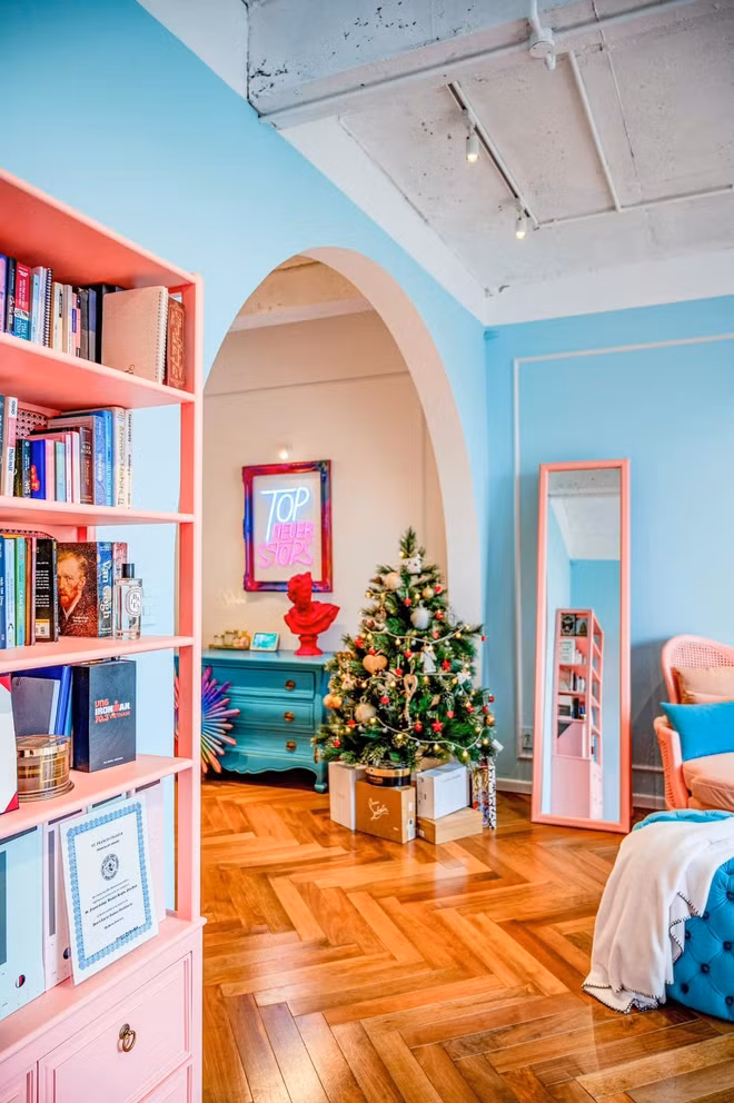 Màu sắc chủ đạo trong phòng khách là hồng và xanh dương pastel, vừa nữ tính điệu đà lại đủ gai góc mạnh mẽ.