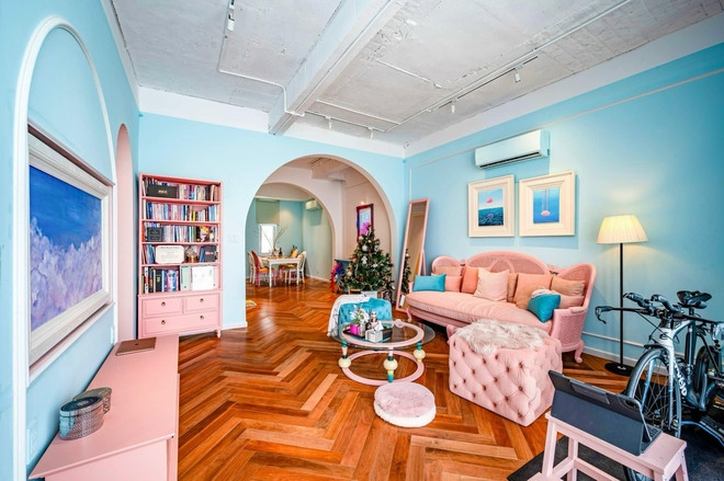 Căn nhà của Thủy Top rộng 92m2, có sự kết hợp giữa tân cổ điển và những mảng màu tươi sáng làm bật lên cá tính riêng của chủ nhà.