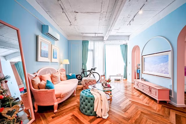 Trước Tết Nguyên đán vừa qua, Thủy Top bất ngờ chia sẻ căn nhà mới với cách decor màu sắc thú vị khiến dân tình trầm trồ.