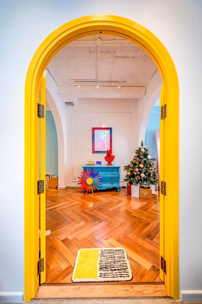 Nội thất bên trong ghi điểm bằng những đường nét uốn lượn kết hợp hình học đặc trưng của phong cách tân cổ điển.