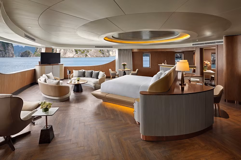 Tôn vinh sự tiên phong phát triển vững bền, từ tháng 7/2024, du thuyền Grand Pioneers Cruise thực hiện hải trình độc bản Hành trình Di sản Hạ Long 3 ngày 2 đêm - tour cao cấp nhất trên vịnh Hạ Long hiện nay với định hướng “phát triển sản phẩm du lịch mới đa dạng, độc đáo, cao cấp, gắn với phát huy giá trị thiên nhiên, con người, văn hóa Quảng Ninh”. (Ảnh: Phòng President Suite trên du thuyền).