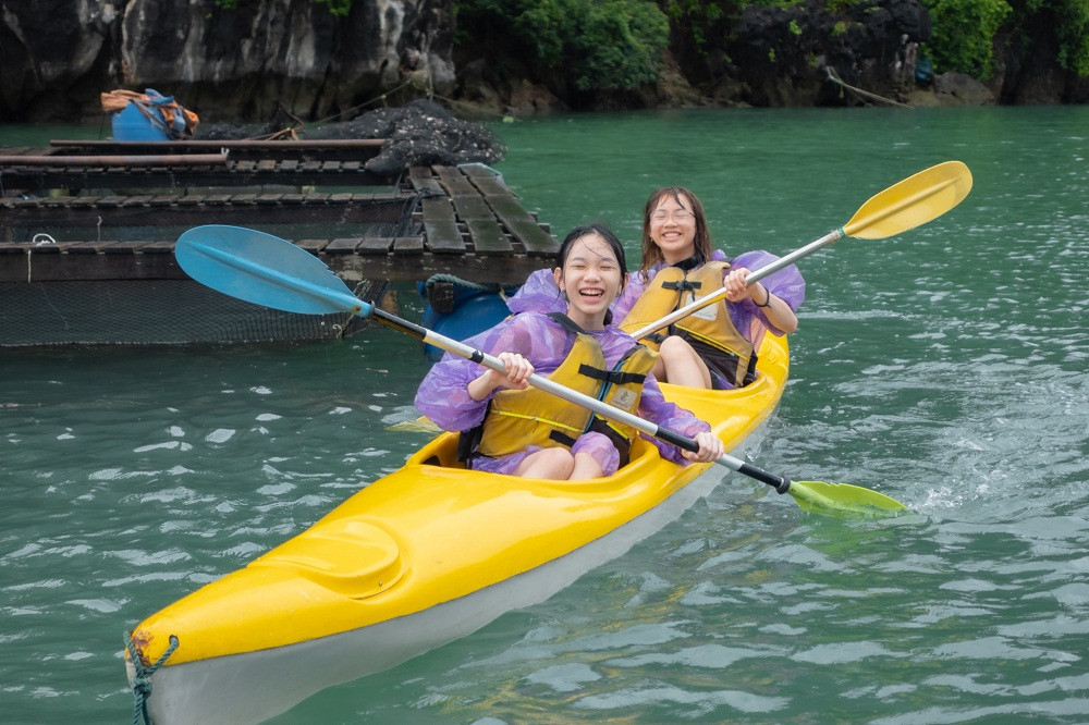 Du khách trên mỗi hải trình Hành trình di sản Hạ Long sẽ là những người tiên phong khám phá những địa danh rất khó tiếp cận như: Công viên Đá Xếp (bảo tàng địa chất ngoài trời 320 triệu năm), Đảo Đầu Gỗ, Đảo Xương Rồng, làng chài cổ Vung Viêng, Hang Thiên Cảnh Sơn, đảo Titop, Hang Sửng Sốt… Ảnh: Vinh DAV
