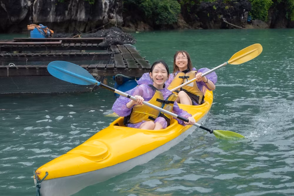 Du khách trên mỗi hải trình Hành trình di sản Hạ Long sẽ là những người tiên phong khám phá những địa danh rất khó tiếp cận như: Công viên Đá Xếp (bảo tàng địa chất ngoài trời 320 triệu năm), Đảo Đầu Gỗ, Đảo Xương Rồng, làng chài cổ Vung Viêng, Hang Thiên Cảnh Sơn, đảo Titop, Hang Sửng Sốt… Ảnh: Vinh DAV