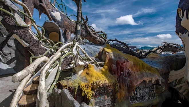 Các cành cây bằng xi măng được thiết kế thành cây cầu xoắn để có thể di chuyển qua lại giữa các ngôi nhà. Ảnh: CNN