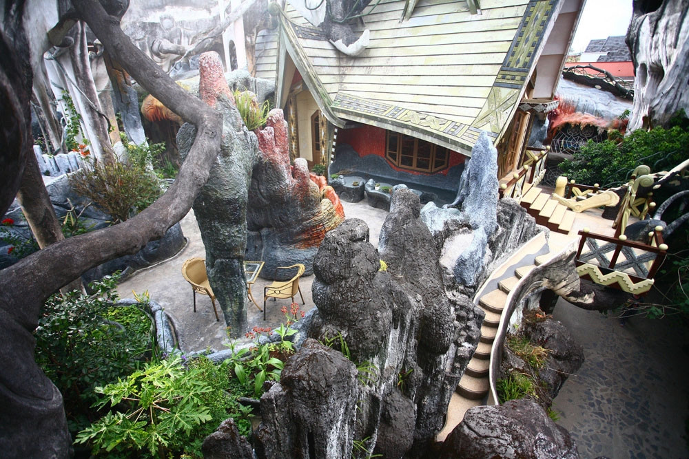 Với lối kiến trúc phá cách, ngôi nhà điên đại diện cho tự do nghệ thuật và cứ như được tạo ra vì những khách du lịch muốn trải nghiệm thứ gì đó đặc biệt, ấn tượng. Ảnh: Crazyhouse