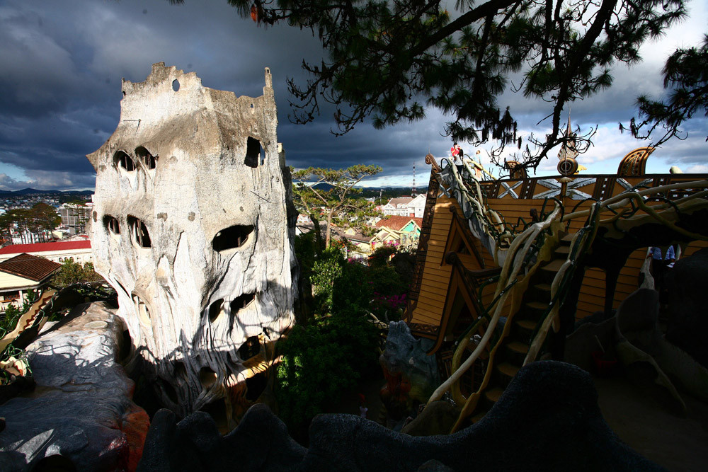 Mỗi phòng trong ngôi nhà mang đến cảm nhận rõ ràng hơn về thiên nhiên với hang động, gốc cây, rễ cây làm bằng bê tông, mạng nhện khổng lồ làm bằng dây kẽm, những bức tượng động vật với kích cỡ lớn... Ảnh: Crazyhouse