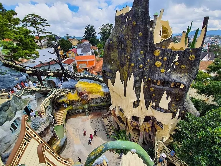 Đây là một công trình đặc biệt với nhiều không gian liên hoàn, bao gồm các chức năng như nhà ở, nhà khách, quán cà phê, phòng trưng bày nghệ thuật... Ảnh: Crazyhouse