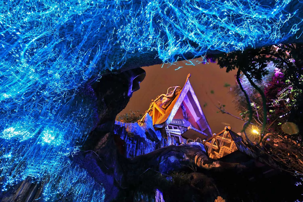 Khi ngủ trong những căn phòng này, nhìn thẳng lên trần nhà, du khách có thể thỏa thích ngắm nhìn trăng sao. Ảnh: Crazyhouse