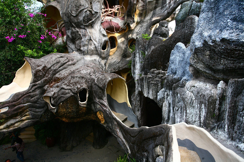 Các căn phòng nằm rải rác trong tổng thể kiến trúc phức tạp với hồ nước nhỏ, vườn cây, lối đi lắt léo trên cao, thủy cung... Ảnh: Crazyhouse