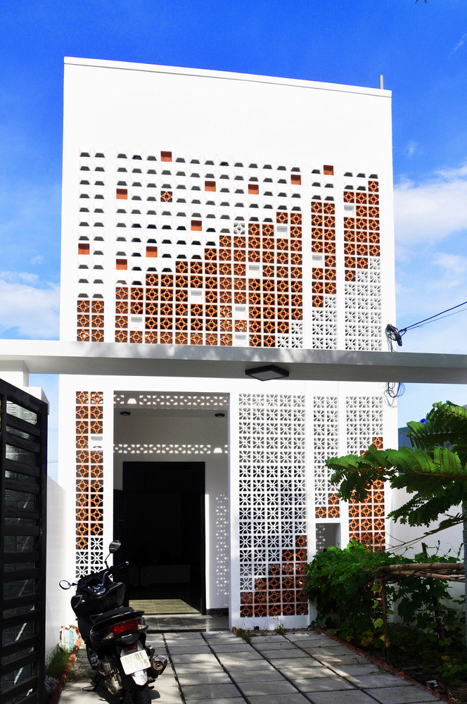 Tọa lạc tại phường Hòa Quý (quận Ngũ Hành Sơn, Đà Nẵng), ngôi nhà phải chịu bức xạ mặt trời cực mạnh trong những tháng mùa hè. Không những thế, ngôi nhà còn hướng về phía Tây, mặt tiền tiếp xúc trực tiếp với ánh nắng mặt trời vào buổi chiều. Ảnh: Archdaily