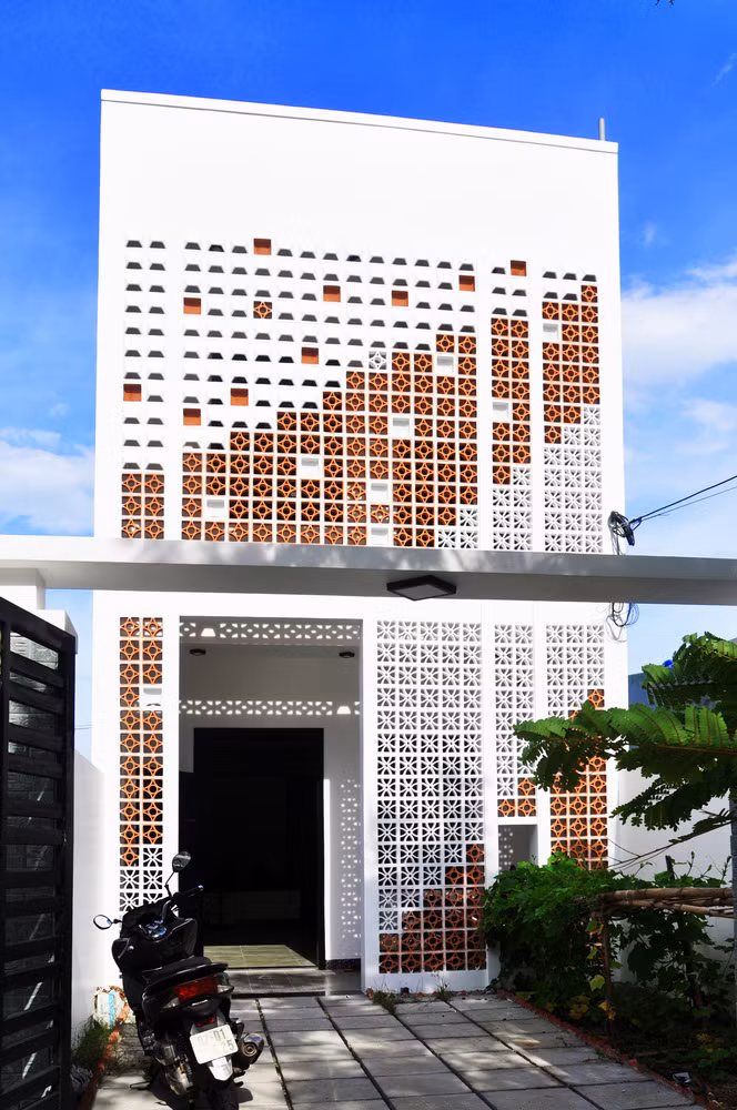 Tọa lạc tại phường Hòa Quý (quận Ngũ Hành Sơn, Đà Nẵng), ngôi nhà phải chịu bức xạ mặt trời cực mạnh trong những tháng mùa hè. Không những thế, ngôi nhà còn hướng về phía Tây, mặt tiền tiếp xúc trực tiếp với ánh nắng mặt trời vào buổi chiều. Ảnh: Archdaily