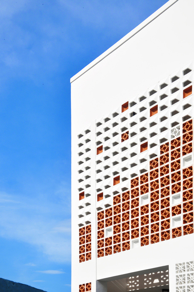 Vì vậy, nhiệm vụ của kiến trúc sư là tìm những giải pháp để giảm tác động nhiệt đến sinh hoạt thường ngày. Theo đó, kiến trúc sư chọn thiết kế tường 2 lớp trong đó lớp ngoài cùng làm bằng chất liệu gạch hoa thông gió. Ảnh: Archdaily