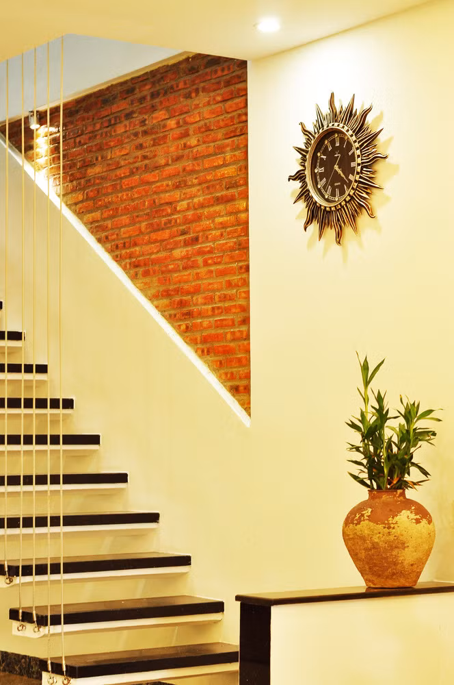 Hệ cầu thang mặt thoáng dây treo cùng những mảng tường mộc được xem là những giải pháp để ngôi nhà trông cá tính và có điểm nhấn. Ảnh: Archdaily