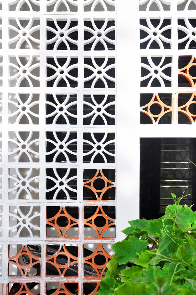 Lớp tường thứ 2 cách lớp tường gạch hoa một khoảng vừa đủ để nhiệt không tác động trực tiếp vào không gian sống. Ảnh: Archdaily