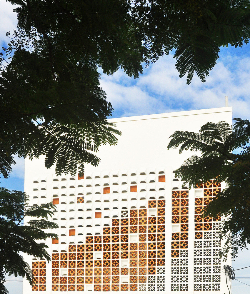 Mảng tường gạch hoa thông gió là giải pháp hữu hiệu vừa giải quyết được vấn đề nắng hướng Tây cũng như tính thẩm mỹ cho ngôi nhà. Ảnh: Archdaily