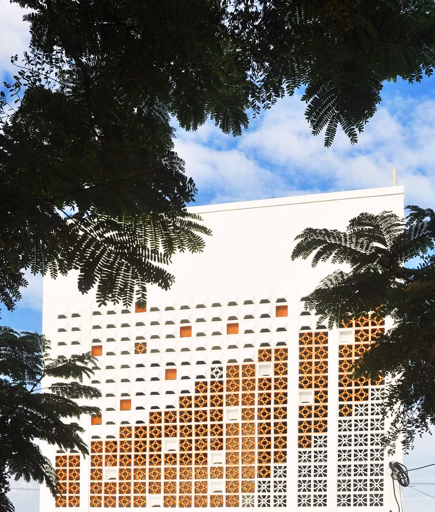 Mảng tường gạch hoa thông gió là giải pháp hữu hiệu vừa giải quyết được vấn đề nắng hướng Tây cũng như tính thẩm mỹ cho ngôi nhà. Ảnh: Archdaily