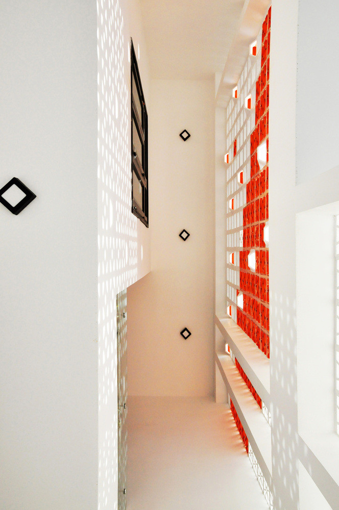 Ngoài bị tác động trực tiếp của nắng, ngôi nhà hướng Tây còn có một nhược điểm nữa là dạng ống, dẫn đến thông gió và chiếu sáng ở giữa ít hơn. Ảnh: Archdaily