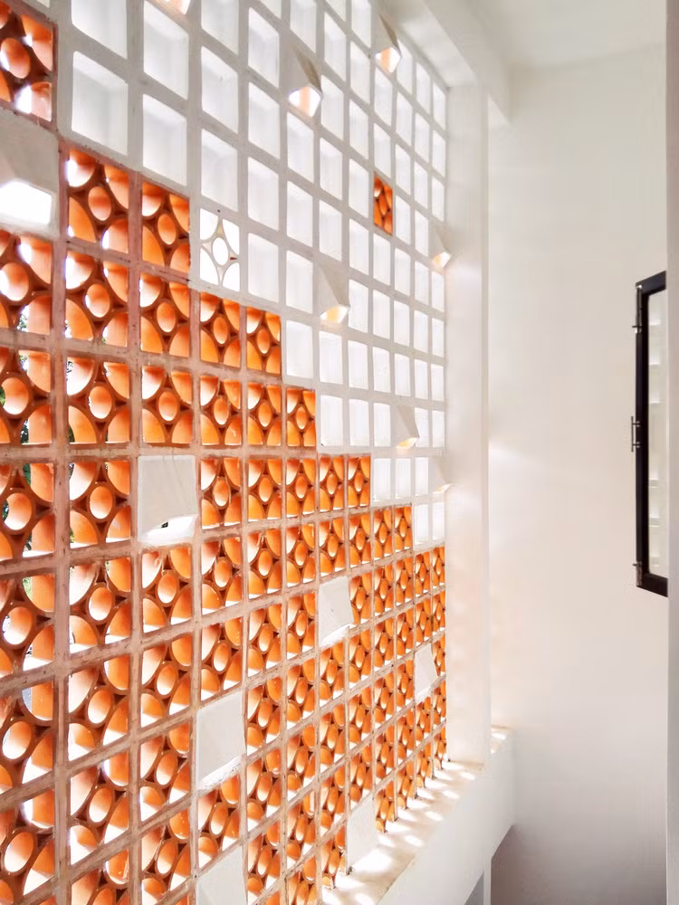 Các không gian sinh hoạt đều cách mảng tường gạch thông gió một khoảng để không bị tác động nhiệt trực tiếp. Ảnh: Archdaily