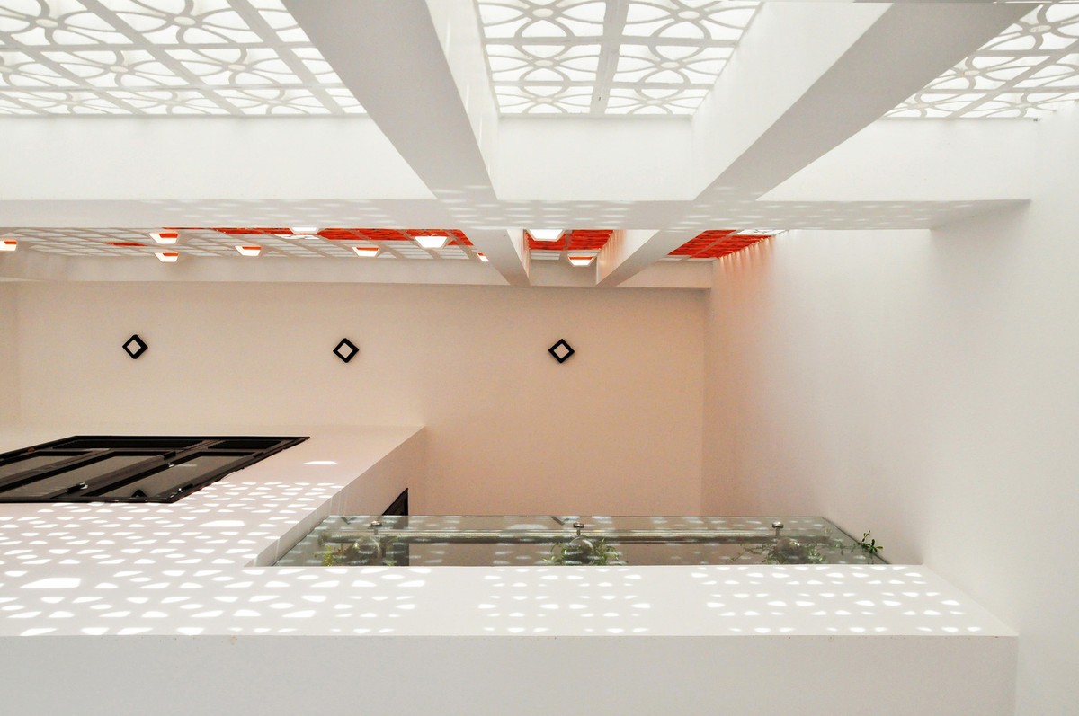 Một giếng trời nhỏ được tạo ra để đảm bảo yêu cầu chiếu sáng và thông gió. Ảnh: Archdaily