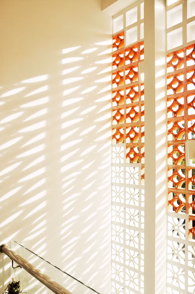 Gạch hoa thông gió không chỉ là giải pháp chống nóng, hút gió, thoát nhiệt nhanh mà còn làm tăng tính thẩm mỹ cho căn nhà. Đặc biệt vào nhiều thời điểm, ánh nắng hắt qua các khe gạch thông gió, mang đến ánh sáng và cả hoa nắng thú vị. Ảnh: Archdaily
