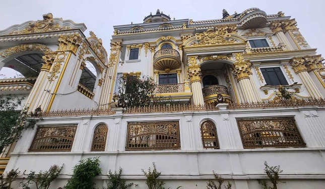 Trước kia, người dân trong làng còn nghèo nhưng từ khi bén duyên với nghề buôn bán phụ kiện điện thoại, nhiều gia đình trở nên giàu có. Ảnh: Vietnamnet