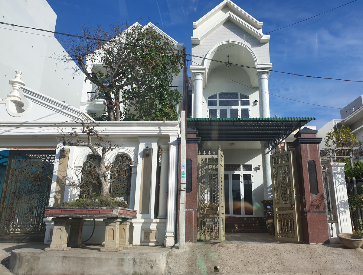 Nhiều năm nay, ngư dân trong làng giàu lên trông thấy. Nhờ đi biển, nhiều gia đình xây nhà cao tầng, tậu xe sang... Ảnh; VOV