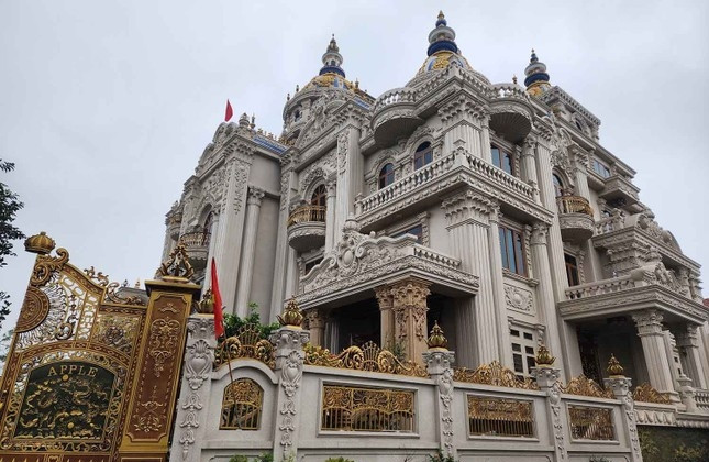 Khoảng 2 năm gần đây, các gia đình trong làng trở nên giàu có nhờ công việc kinh doanh, buôn bán phụ kiện điện thoại. Ảnh: Vietnamnet