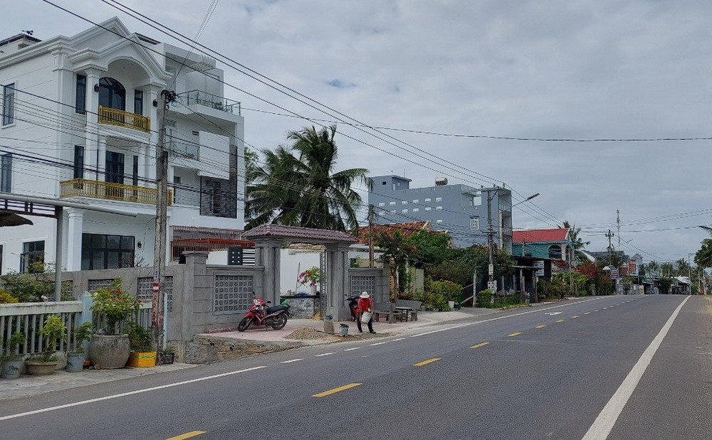 Nếu như trước đây, quanh làng Thiện Chánh (huyện Hoài Nhơn, tỉnh Bình Định) chỉ có những căn nhà dựng bằng cốt tre, lợp mái tranh thì nay được thay thế bằng biệt thự san sát. Ảnh: VOV