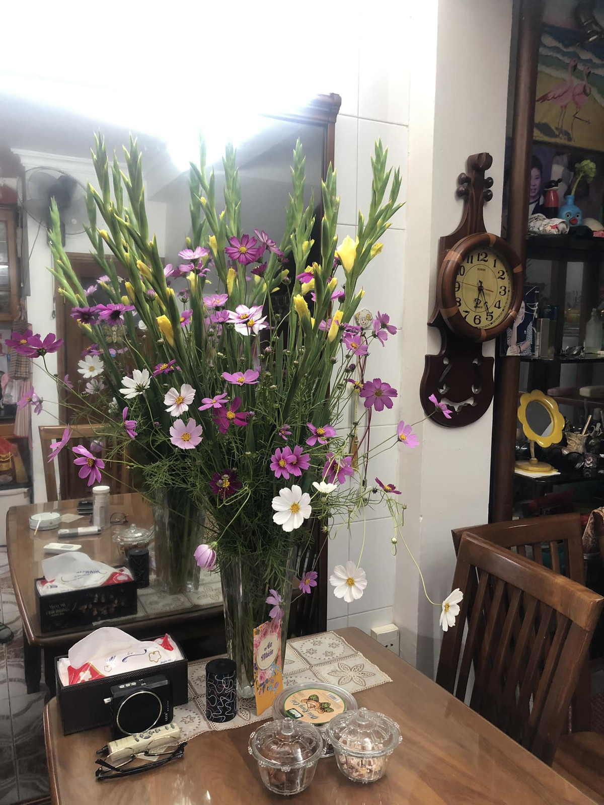 Mỗi mùa lại một loài hoa khác nhau, tô điểm cho không gian sống.