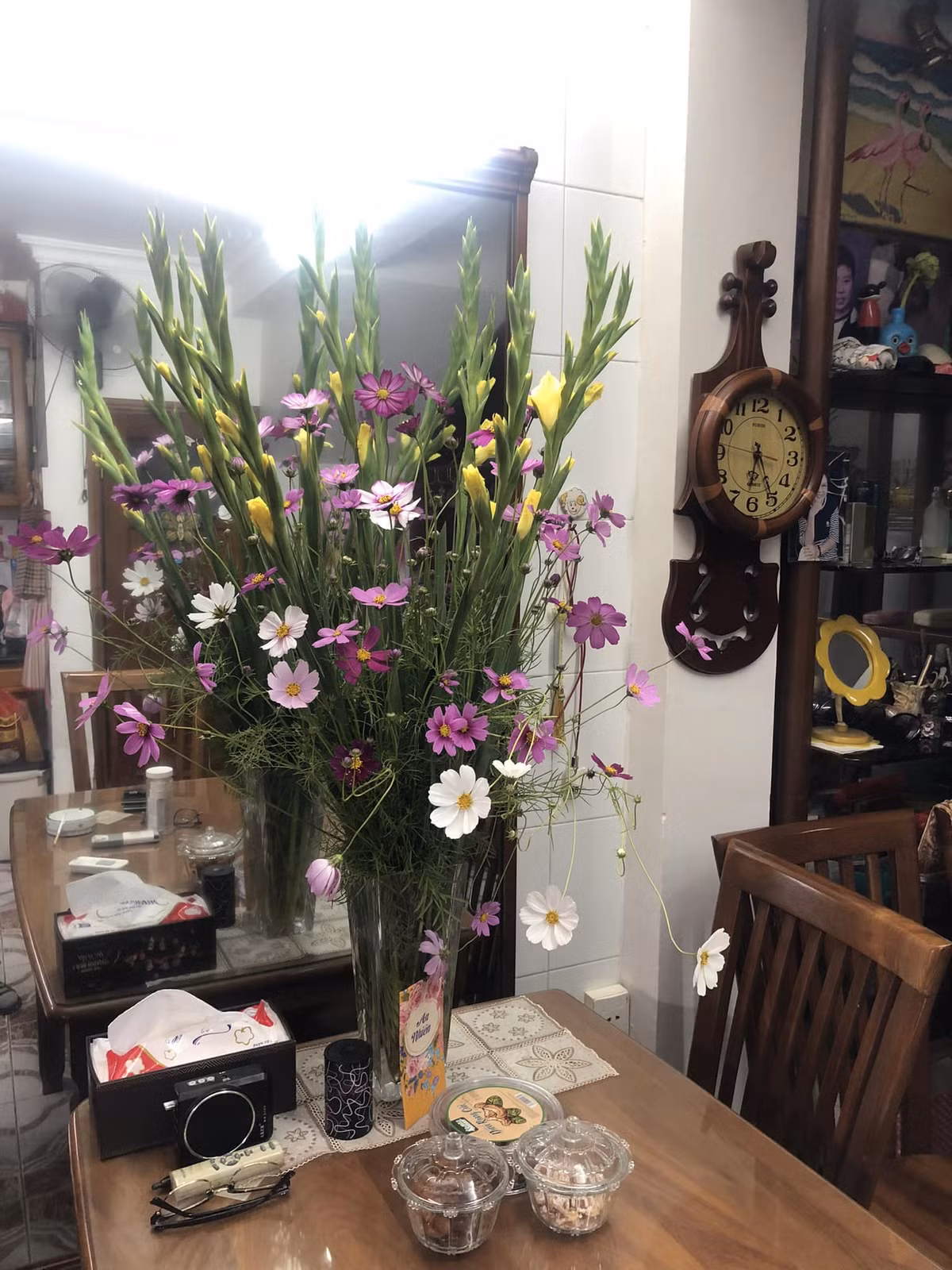 Mỗi mùa lại một loài hoa khác nhau, tô điểm cho không gian sống.