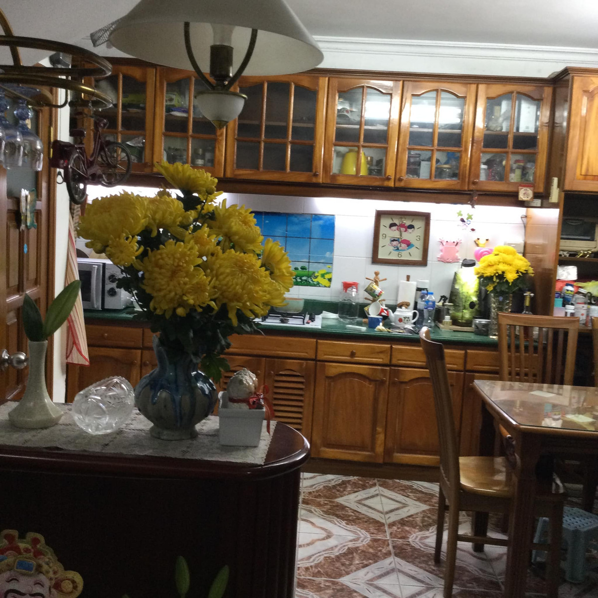 Tầng 1 trong nhà nghệ sĩ Minh Vượng được sử dụng làm chỗ để xe máy và khu nấu nướng, bàn ăn.