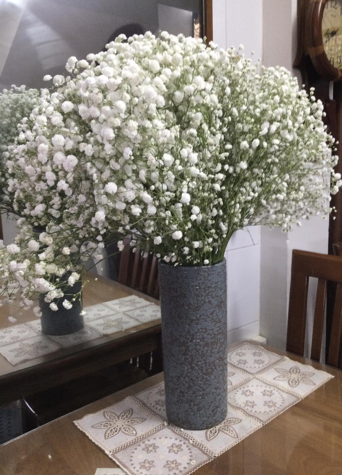 Trên trang cá nhân, nữ nghệ sĩ thường xuyên khoe những bình hoa xinh xắn do chính mình thực hiện.