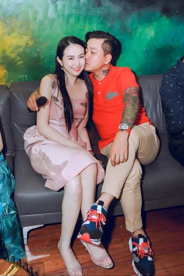 Nếu như Tuấn Hưng nổi tiếng với mức cát-xê "khủng" thì bà xã của anh được đánh giá là người kinh doanh giỏi. Ảnh: Vietnamnet