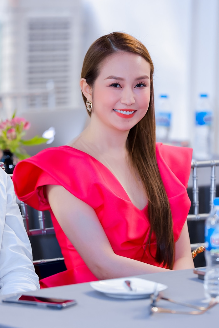 Bà xã Tuấn Hưng sở hữu salon đắt khách tại Hà Nội, cửa hàng đồ hiệu xách tay và quán bar. Hương Baby có thêm các trung tâm chăm sóc sắc đẹp và đều rất đông khách. Ảnh: Vietnamnet