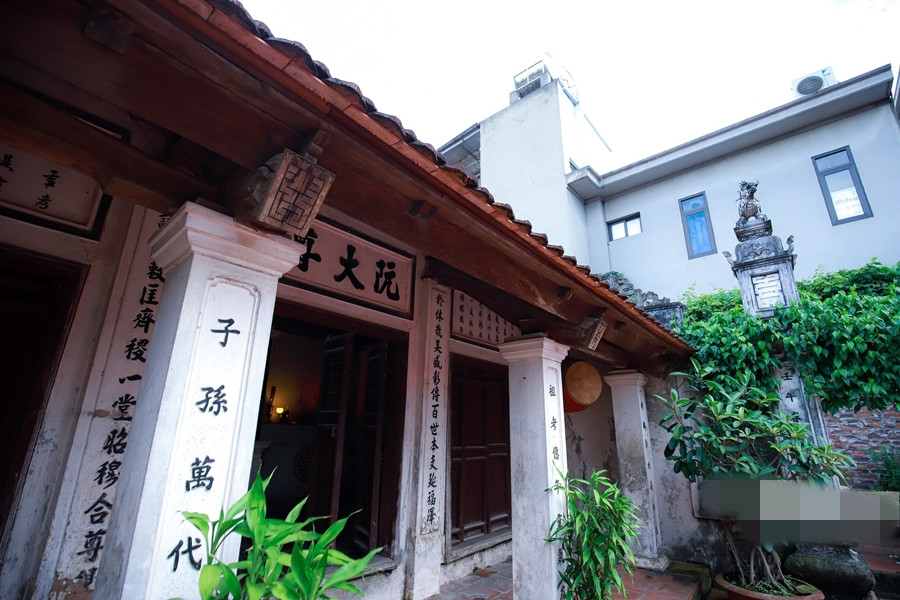 Theo văn bia ghi lại, nhà thờ khởi đầu xây dựng năm Ất Sửu, đời vua Tự Đức thứ 18 (1865) kiến trúc theo kiểu chữ "Nhị". Ảnh: Người đưa tin