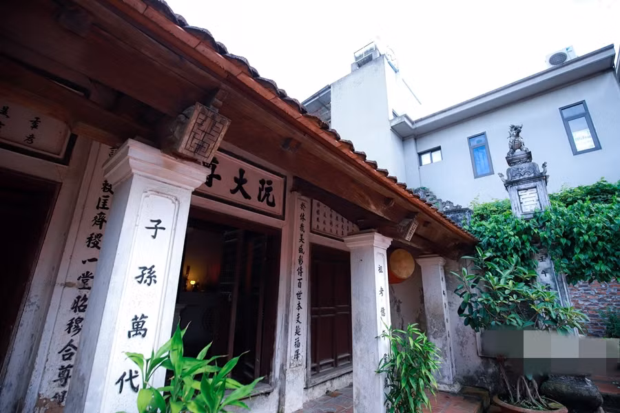 Theo văn bia ghi lại, nhà thờ khởi đầu xây dựng năm Ất Sửu, đời vua Tự Đức thứ 18 (1865) kiến trúc theo kiểu chữ "Nhị". Ảnh: Người đưa tin