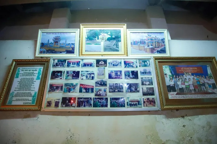 Trong không gian nhà thờ lưu lại nhiều hình ảnh quý về hoạt động của Tổng Bí thư Nguyễn Phú Trọng tại quê nhà. Ảnh: Người lao động