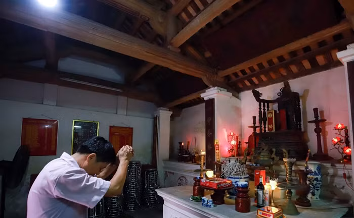 Trưởng tộc Nguyễn Phú Việt (cháu gọi Tổng Bí thư Nguyễn Phú Trọng là chú) dâng hương, kính cáo với tổ tiên về sự trở về của một người con xuất sắc của dòng họ. Ảnh: Người đưa tin