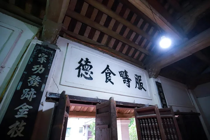 Trong niềm xúc động ấy, có cả sự tự hào, kính phục về một con người kiệt xuất, hết lòng phụng sự cho Tổ quốc, vì lợi ích của nhân dân. Ảnh: Người lao động