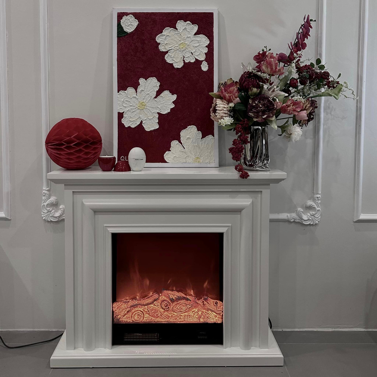 Lò sưởi trang trí cho phòng khách thêm sang trọng và ấm áp.