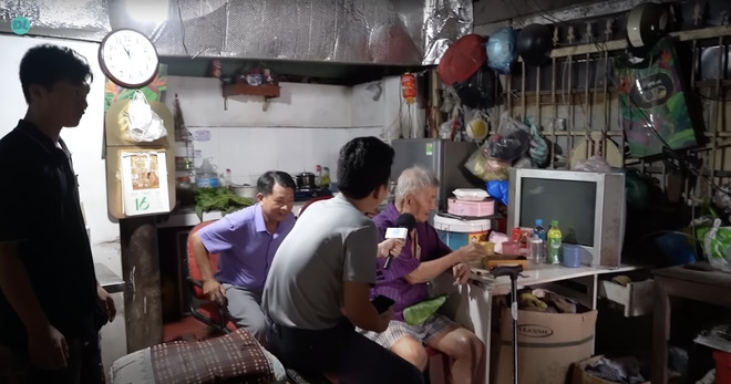 Các con và người thân nhiều lần khuyên ông từ bỏ việc xây nhà. Thế nhưng người đàn ông vẫn không chịu, vẫn muốn tự mình xây nên "cơ ngơi" riêng này. Ảnh: chụp màn hình Độc Lạ Bình Dương