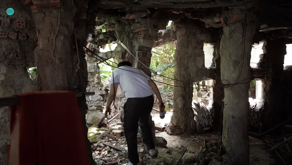 Các con của ông Hộ hiện đều đã trưởng thành, có gia đình riêng và xây dựng ngôi nhà khang trang ở Đà Nẵng. Các con muốn đón bố mẹ về ở cùng, nhưng ông Hộ không chịu rời "căn nhà tinh thần" của mình. Ảnh: chụp màn hình Độc Lạ Bình Dương