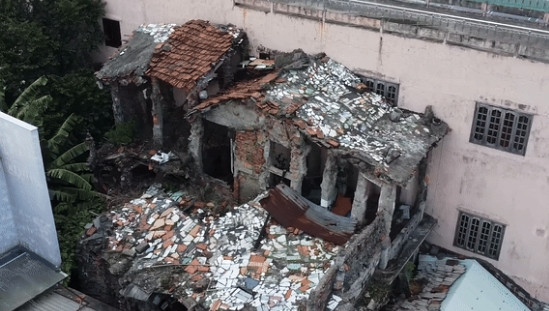 Trên mái nhà, ông Hộ còn trang trí bằng những miếng gạch đá hoa vỡ. Ảnh: chụp màn hình Độc Lạ Bình Dương