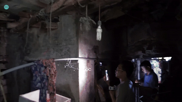 Bên trong căn nhà có cảm giác sập bất cứ lúc nào bởi lối xây dựng không theo bất kì trật tự. Ảnh: chụp màn hình Độc Lạ Bình Dương