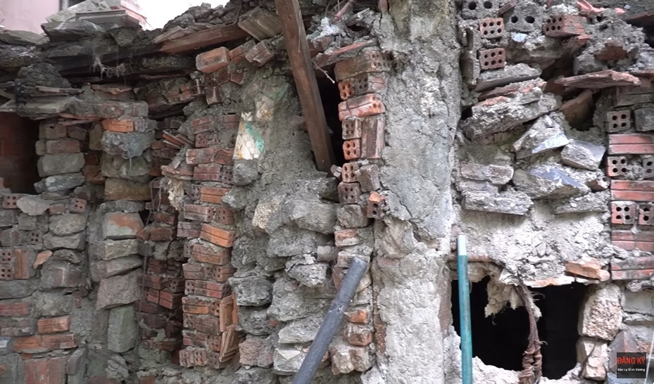 Căn nhà trông xập xệ nhưng theo tiết lộ của một người hàng xóm thì sức chịu đựng của căn nhà lại đáng nể đến bất ngờ. Trải qua biết bao đợt bão lũ miền Trung, trong khi nhiều căn nhà hay thậm chí trường học xung quanh nhà ông Hộ đều bị sập hoặc hư hỏng, chỉ riêng nhà ông Hộ thì dường như không bị ảnh hưởng nhiều. Ảnh: chụp màn hình Độc Lạ Bình Dương