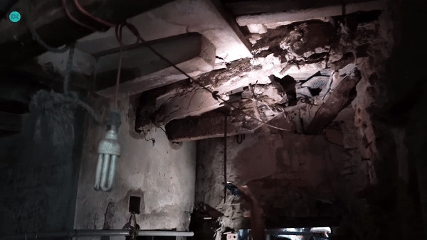 Phía trên trần nhà của "dị nhân" Quảng Nam. Ảnh: chụp màn hình Độc Lạ Bình Dương